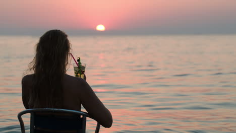 Frau-Mit-Cocktail-Genießt-Den-Sonnenuntergang-Am-Ufer