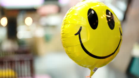 Lächelnder-Ballon,-Der-In-Der-Luft-Schwebt