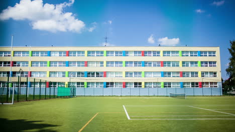 Zeitraffer-Von-Wolken-Am-Himmel-über-Schule-Und-Sportplatz