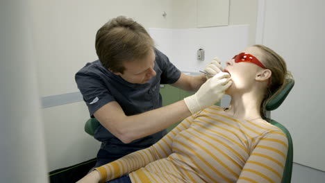 Médico-Y-Paciente-En-Cirugía-Dental