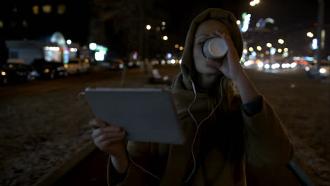 Mujer-Feliz-Caminando-Con-Almohadilla-En-La-Ciudad-De-Noche