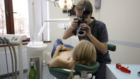 Dentista-Haciendo-Fotos-De-La-Sonrisa-De-Una-Mujer-Después-Del-Tratamiento