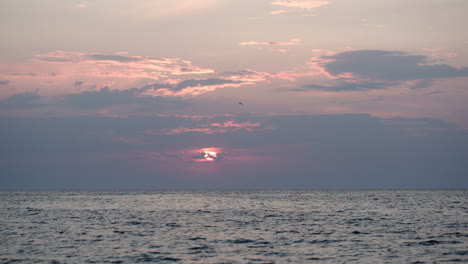 Wunderschöne-Meereslandschaft-Bei-Sonnenuntergang