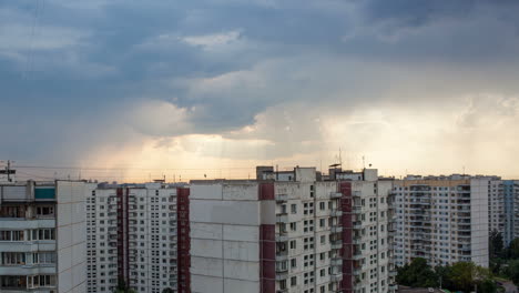 Zeitraffer-Von-Wolken,-Die-Sich-Am-Himmel-über-Der-Stadt-Sammeln