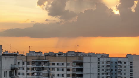 Zeitraffer-Des-Himmels-Mit-Wolken-Während-Des-Sonnenuntergangs-In-Der-Stadt