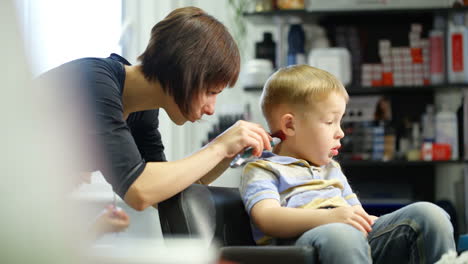 Kleiner-Junge-Beim-Haarschnitt-Im-Friseursalon