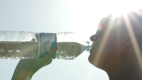 Frau-Trinkt-Wasser-Im-Sonnenlicht