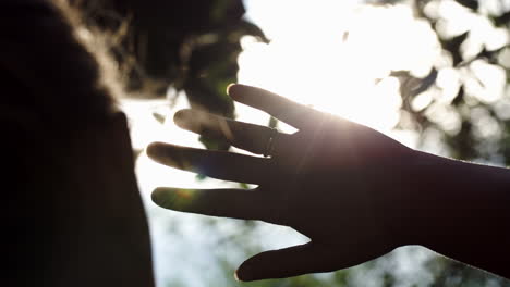 Frau-Spielt-Mit-Abendsonne-Im-Freien