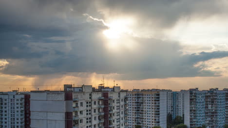 Timelapse-of-evening-sky-with-clouds-in-the-city