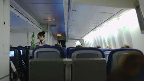 Stewardess-Verteilt-Getränke-An-Passagiere