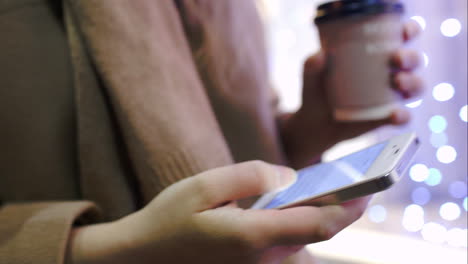 Gehende-Frau-Mit-Kaffee,-Die-Textnachricht-Auf-Dem-Smartphone-Tippt