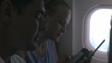 Menschen-Mit-Gadgets-Im-Flugzeug