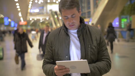 Mann-Benutzt-Digitales-Tablet-In-Der-Flughafenhalle