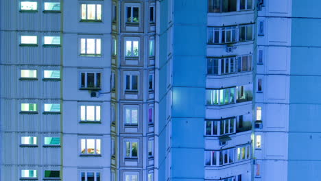 Timelapse-De-Un-Edificio-De-Varios-Pisos-Con-Luces-Centelleantes-A-última-Hora-De-La-Tarde