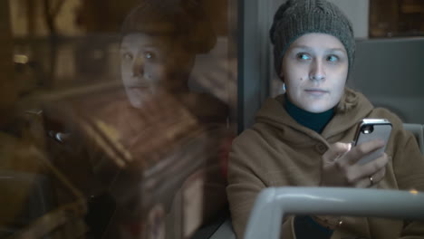 Timelapse-De-Mujer-En-El-Autobús-Usando-Un-Teléfono-Inteligente