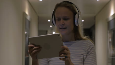 Zeitraffer-Eines-Mädchens,-Das-Mit-Einem-Tablet-PC-Musik-Hört