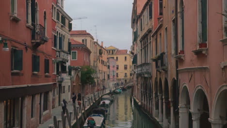 Wasserkanal-Und-Bürgersteig-Umgeben-Von-Häusern-In-Venedig,-Italien