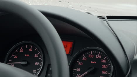 Zeitraffer-Beim-Fahren-Eines-Autos-Mit-Niedriger-Geschwindigkeit