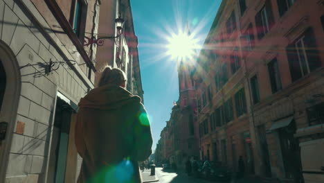 Mujer-Caminando-Por-La-Calle-En-Roma