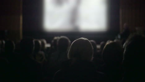 Gente-Viendo-Películas-En-El-Cine