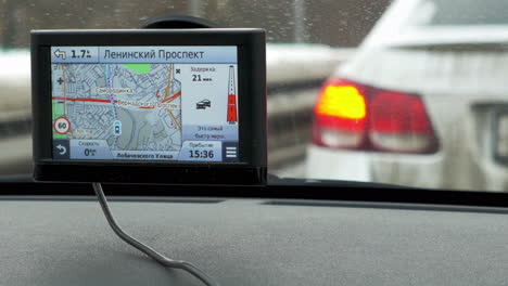 Timelapse-Del-Coche-En-Parada-Gps-En-Primer-Plano