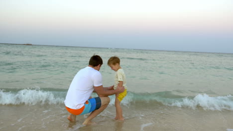 Vater-Und-Sohn-Haben-Spaß-Beim-Surfen