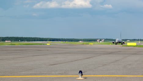 Zeitraffer-Von-Passagierflugzeugen-Auf-Der-Startbahn