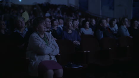 Audiencia-En-La-Sala-De-Cine-Oscura