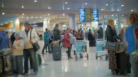 Passagiere-Mit-Gepäck-Warten-Am-Flughafen