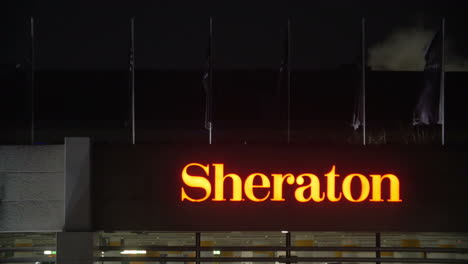 Vista-Nocturna-Del-Cartel-Del-Hotel-Sheraton