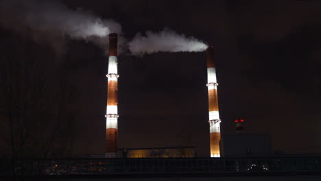 Rauchende-Fabrikpfeifen-In-Der-Stadt-Bei-Nacht