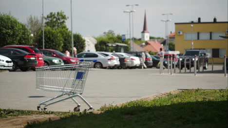 Zeitraffer-Des-Verkehrs-Auf-Der-Parkzone-Mit-Leerem-Einkaufswagen