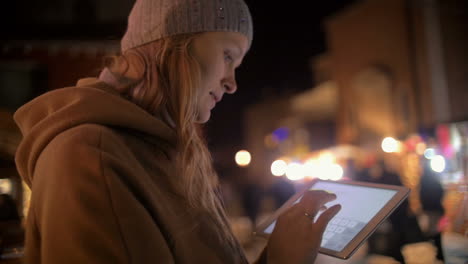 Junge-Frau-Benutzt-Tablet-PC-In-Der-Abendstraße