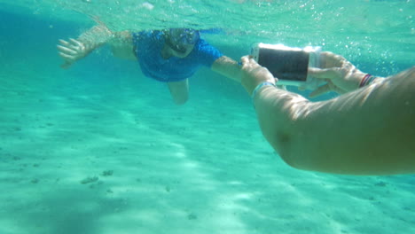 Nehmen-Sie-Ihr-Smartphone-Unter-Wasser,-Um-Eine-Schöne-Aufnahme-Zu-Machen