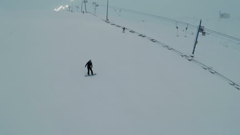 Hombre-Snowboarder-En-La-Pendiente