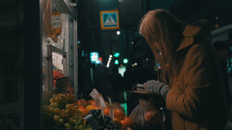 Mujer-Comprando-Fruta-En-Puesto-Callejero