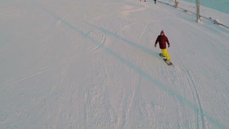 Gruppe-Junger-Skifahrer-Am-Verschneiten-Hügelhang