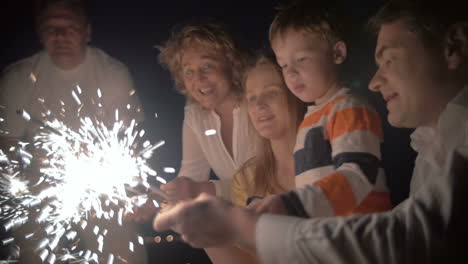 Mutter-Und-Sohn-Mit-Wunderkerzen-In-Der-Nacht