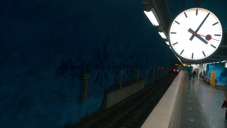 Tren-De-Metro-Saliendo-De-La-Estación