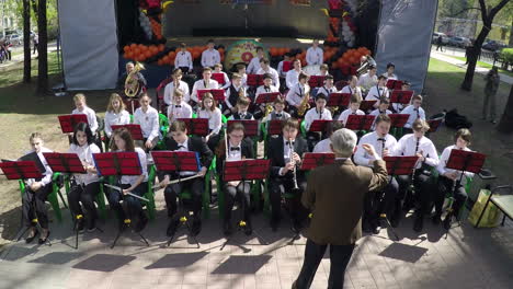 Orquesta-Infantil-Realizando-Vista-Aérea-Al-Aire-Libre.