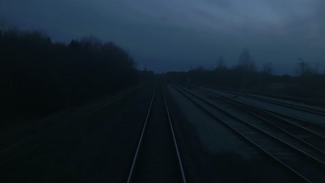 Zug-Fährt-Durch-Die-Landschaft