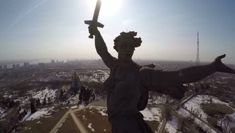 La-Patria-Llama-Estatua-Contra-El-Sol-Brillante