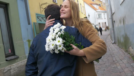 Romantisches-Dating-Mit-Blumen-In-Der-Alten-Straße