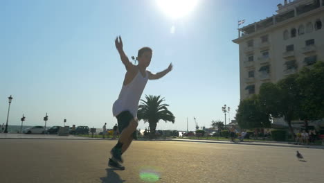 Adolescente-Haciendo-Acrobacias-En-La-Plaza-De-La-Ciudad.