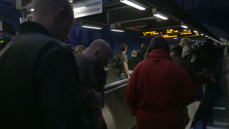 Multitud-De-Personas-En-Escaleras-Mecánicas-Planas-En-El-Metro.