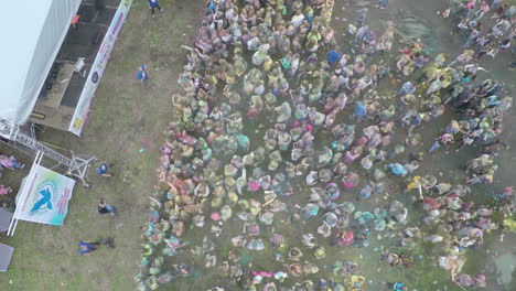 Luftaufnahme-Des-Glücklichen-Menschen-Auf-Dem-Farbenfestival
