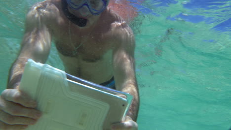 Hombre-Disparando-Arrecifes-De-Coral-Con-Tablet-Pc