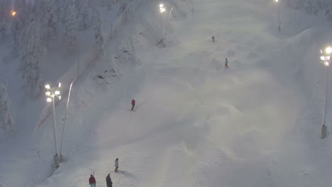 Gente-Entrenando-En-La-Pendiente-Para-Esquiar-Magnate