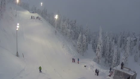 Überfliegen-Der-Piste-Zum-Skispringen