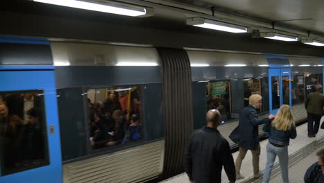 Abfahrt-Des-Zuges-In-Der-Stockholmer-U-Bahn